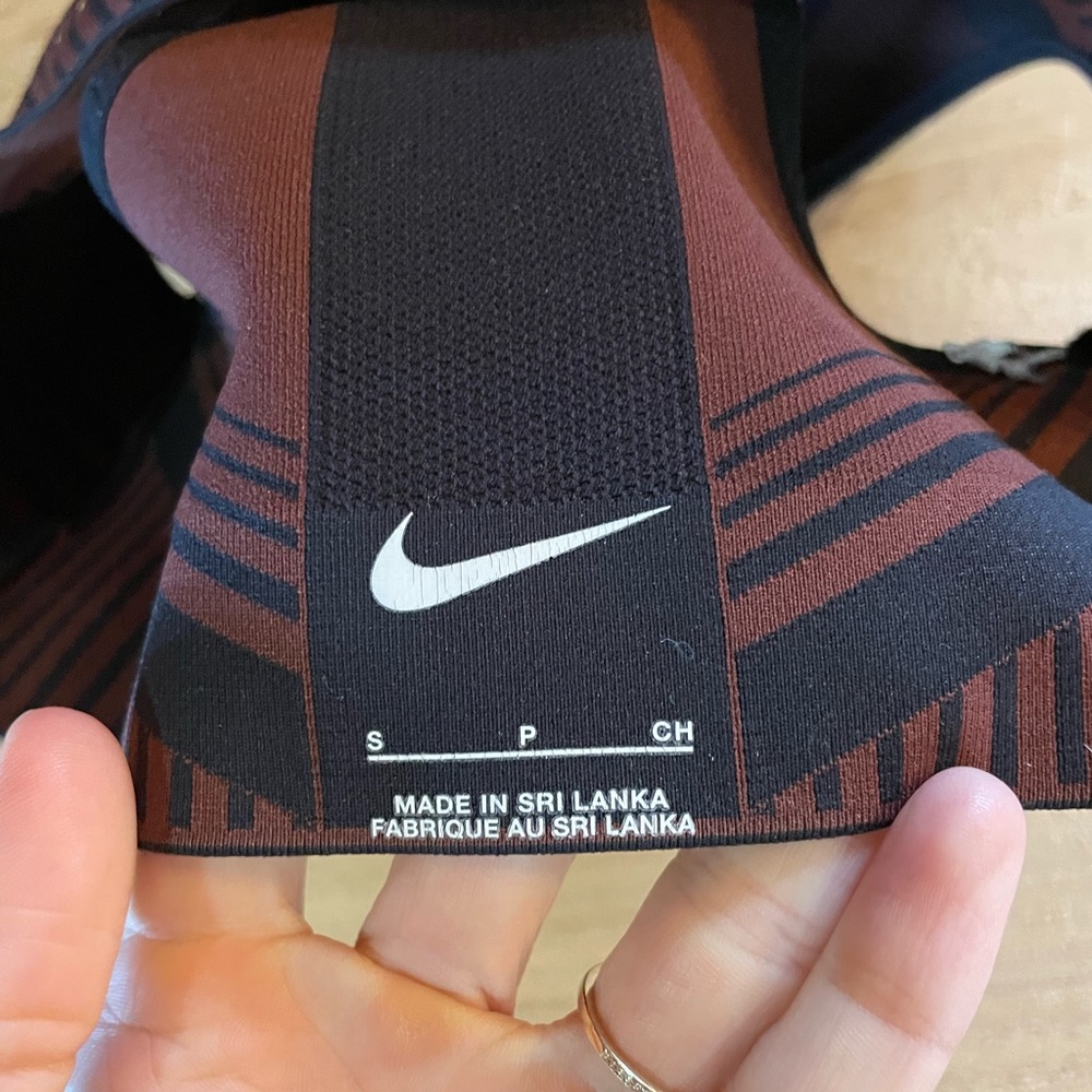 Women’s Nike sports bra - Picture 3 of 3